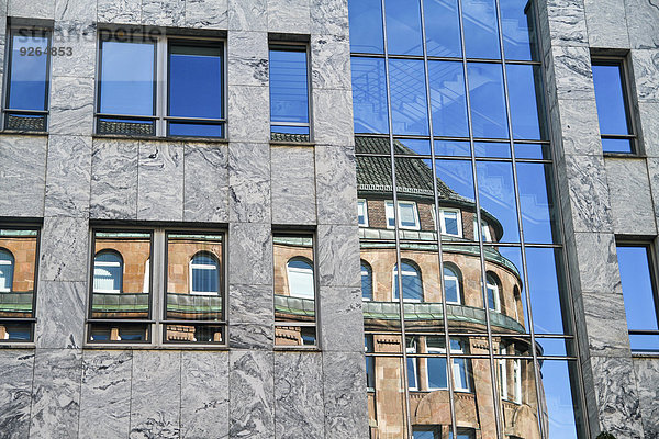 Deutschland  Hamburg  Reflexionen an einer Fassade  Teilansicht