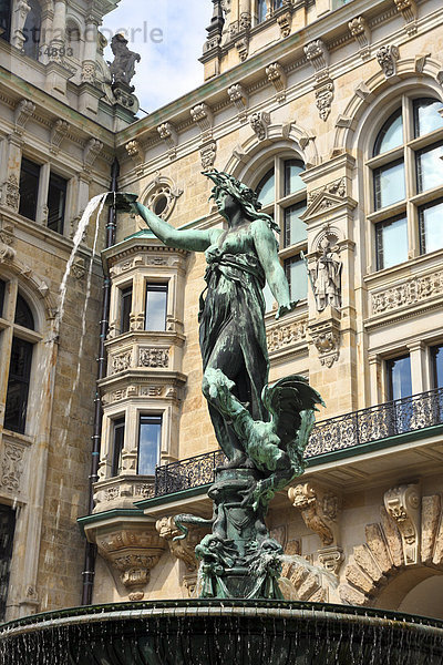Deutschland  Hamburg  Brunnen mit Skulptur im Rathaus