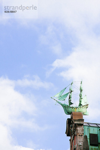 Deutschland  Hamburg  Blick auf ein symbolisches Segelschiff auf dem Dach eines Gebäudes
