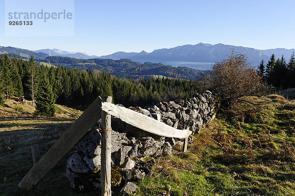 Österreich  Tirol  Inntal  Steinmauer auf der Bubenau Alm mit Kranzhorn und Zahmer Kaiser im Hintergrund