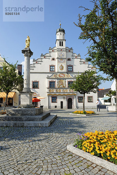 Deutschland  Bayern  Gaimersheim  Rathaus mit Marktplatz und Mariensäule