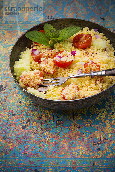 Taboule  Couscous Salat mit Tomaten  Gurken  roten Zwiebeln und Pfefferminze