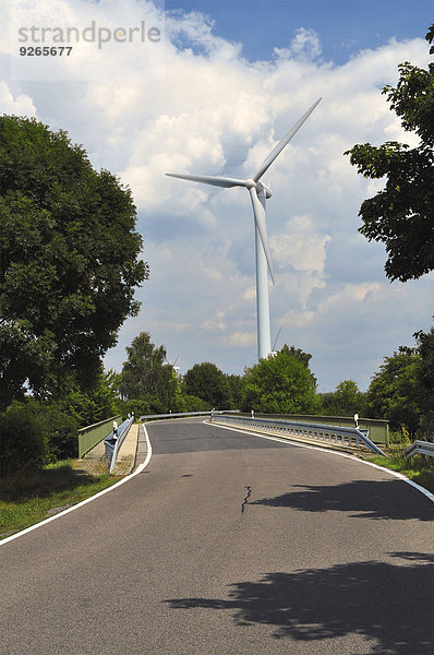 Deutschland  Sachsen  Windkraftanlage an der Straße