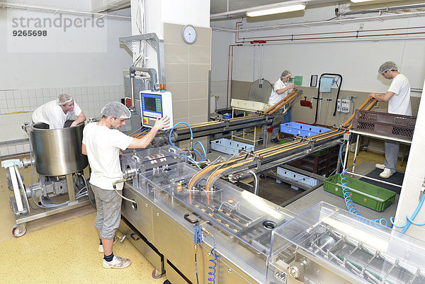 Deutschland  Sachsen-Anhalt  Arbeiter an der Produktionslinie in einer Backfabrik