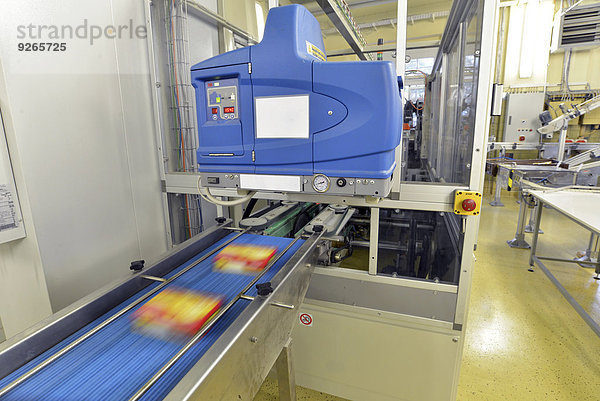 Deutschland  Sachsen-Anhalt  Verpackungsmaschine in der Backwarenindustrie im Einsatz