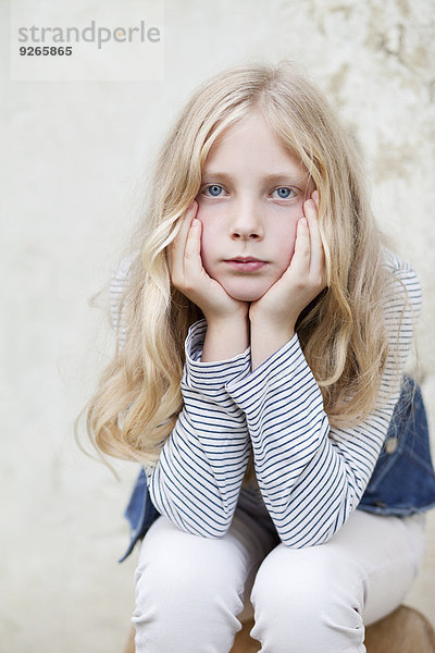 Porträt eines gelangweilten Mädchens