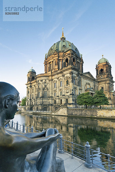 Deutschland  Berlin  Blick auf den Berliner Dom mit Skulptur im Vordergrund