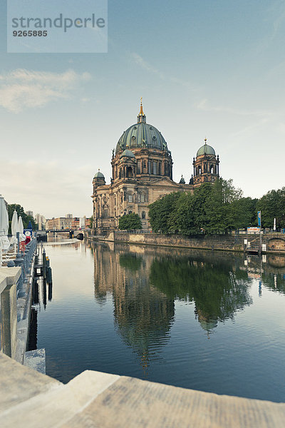 Deutschland  Berlin  Blick auf den Berliner Dom mit Spiegelung an der Spree