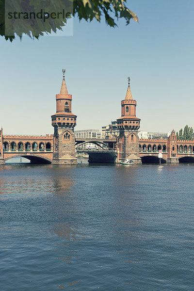 Deutschland  Berlin  Blick auf die Oberbaumbrücke mit Spree davor