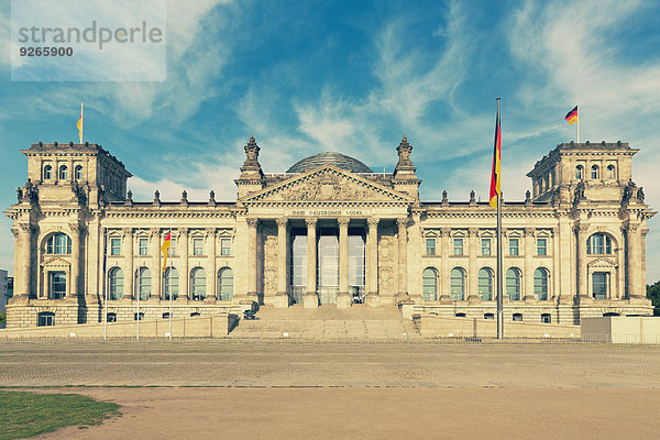 Deutschland  Berlin  Blick auf den Reichstag bei Sonnenlicht