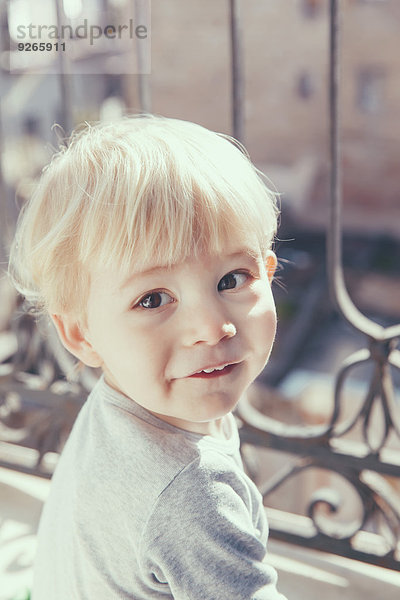 Italien  Sizilien  Palermo  Blonder Junge auf dem Balkon