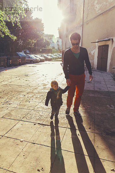Italien  Sizilien  Palermo  Vater und Sohn beim Spaziergang