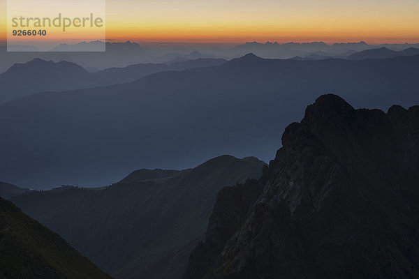 Österreich  Tirol  Bezirk Schwaz  Blick vom Kellerjoch ins Zillertal bei Sonnenaufgang