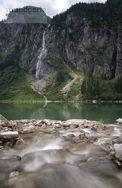 Österreich  Tirol  Zillertal  Stilluptal  Wasserfall am Stillup-Stausee