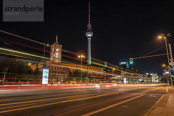 Deutschland  Berlin  Mitte  Berliner Fernsehturm und Rotes Rathaus am Alexanderplatz bei Nacht