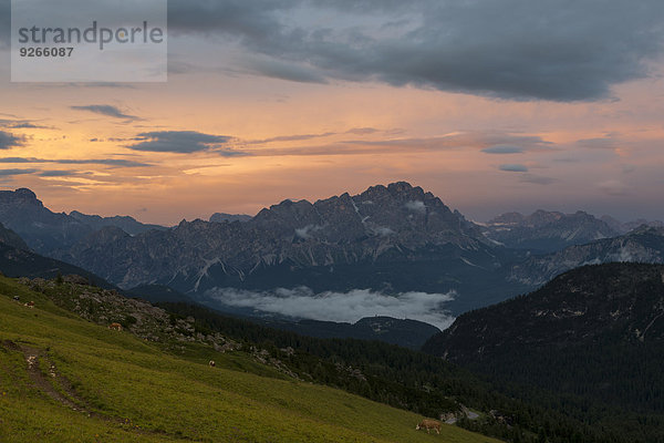 Italien  Veneto  Provinz Belluno  Cortina d'Ampezzo bei Sonnenuntergang