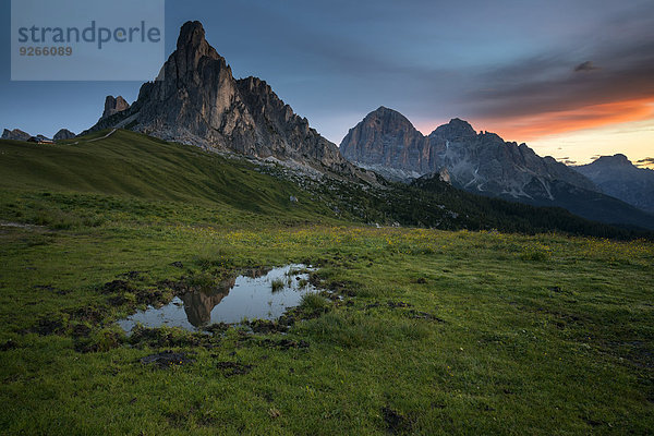 Italien  Venetien  Provinz Belluno  Giau Pass  Monte Nuvolau bei Sonnenaufgang