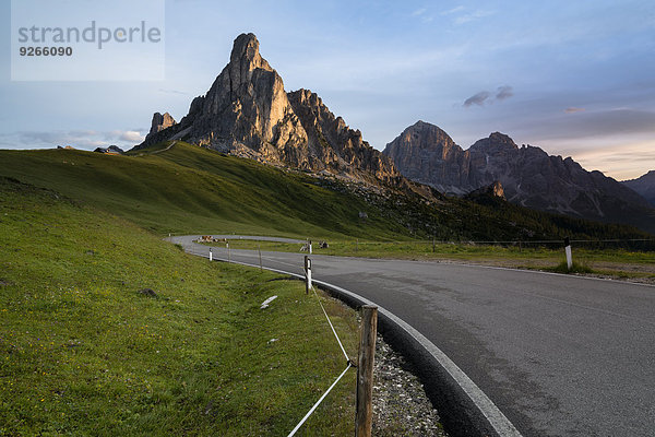 Italien  Venetien  Provinz Belluno  Giau Pass vor dem Monte Nuvolau am Vormittag