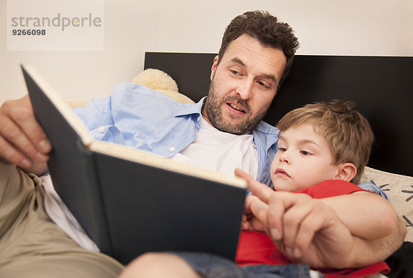 Vater und Sohn beim gemeinsamen Betrachten eines Buches