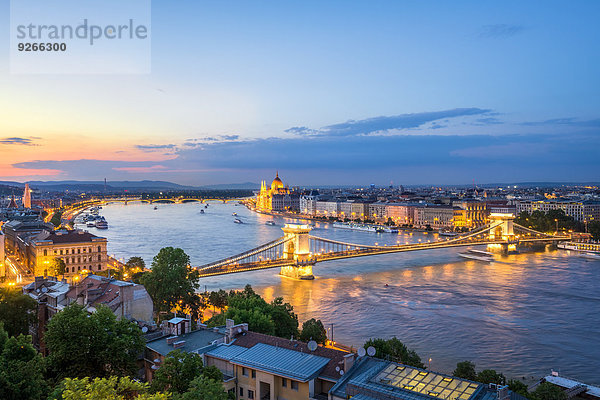 Ungarn  Budapest  Blick von Buda auf Pest  Kettenbrücke und Donau am Abend