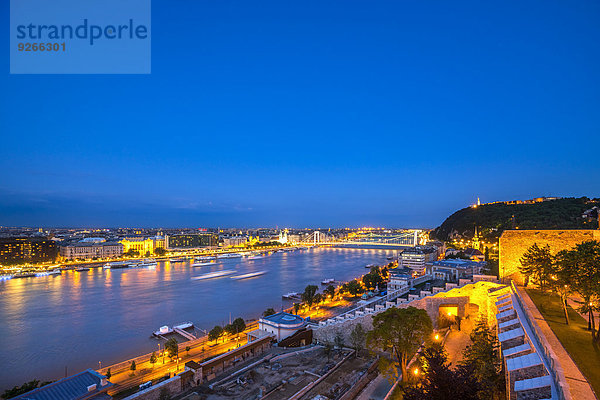 Ungarn  Budapest  Blick von Buda auf Pest  Freiheitsbrücke und Donau am Abend