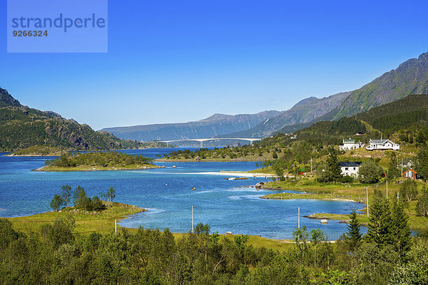 Norwegen  Lofoten  Vestvagoey  Blick zum Trollfjord