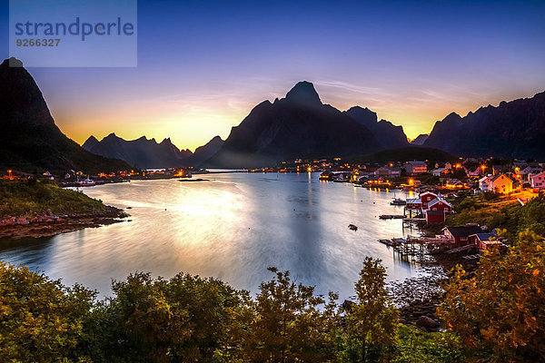 Norwegen  Lofoten  Vestvagoey  Blick nach Reine bei Abenddämmerung