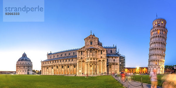 Italien  Toskana  Pisa  Blick auf das Baptisterium  die Kathedrale und den schiefen Turm von Pisa auf der Piazza dei Miracoli  Blaue Stunde