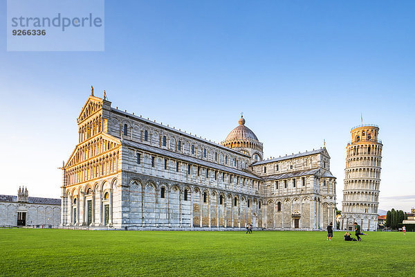 Italien  Toskana  Pisa  Blick auf die Kathedrale und den schiefen Turm von Pisa auf der Piazza dei Miracoli