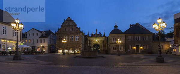 Deutschland  Niedersachsen  Blick auf das Eingangsportal von Schloss Bückeburg mit beleuchtetem Marktplatz davor