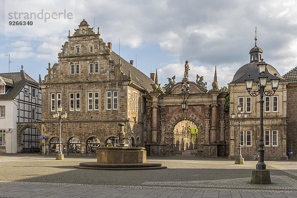 Deutschland  Niedersachsen  Blick auf das Eingangsportal von Schloss Bückeburg mit Marktplatz davor