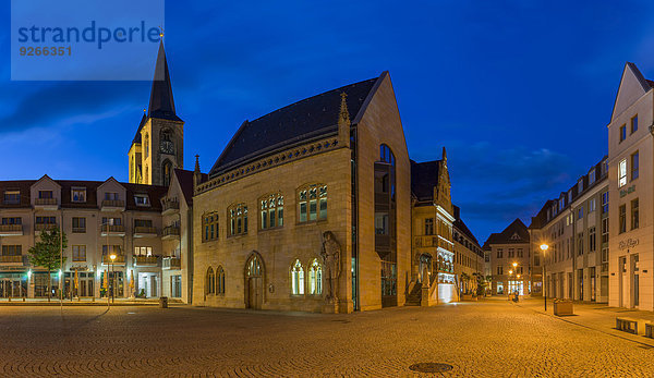 Deutschland  Sachsen-Anhalt  Halberstadt  Blick zum Rathaus bei Dämmerung
