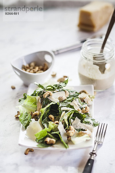 Caesar Salat mit gerösteten Cashewnüssen auf Teller