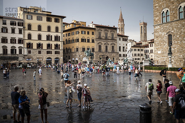 Italien  Toskana  Florenz  Blick auf Piazza della Signoria nach dem Regen