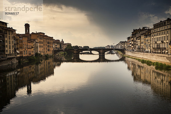 Italien  Toskana  Florenz  Blick auf den Arno mit Ponte Vecchio