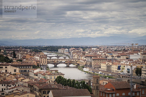 Italien  Toskana  Florenz  Stadtansicht mit Ponte Vecchio über den Arno von Piazzale Michelangelo aus
