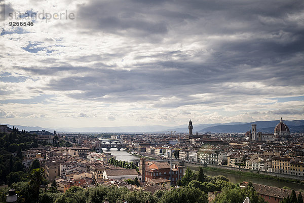 Italien  Toskana  Florenz  Stadtansicht mit Ponte Vecchio von Piazzale Michelangelo aus