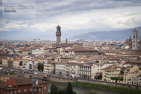 Italien  Toskana  Florenz  Stadtansicht mit Palazzo Vecchio vom Piazzale Michelangelo aus