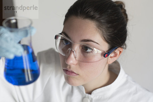 Laborant bei der Untersuchung von Flüssigkeiten