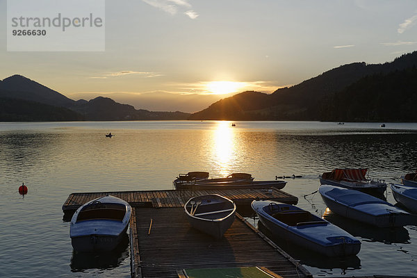 Österreich  Salzburger Land  Fuschlsee  Fuschl am See  Steg bei Sonnenuntergang