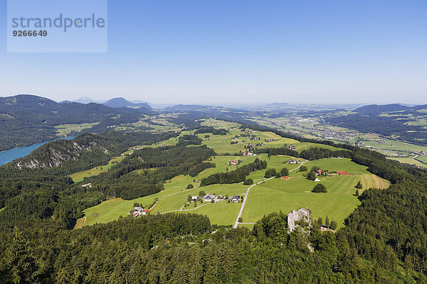Österreich  Salzburger Land  Salzkammergut  Blick auf den Fuschlsee links  Schloss Wartenfels  Thalgau rechts