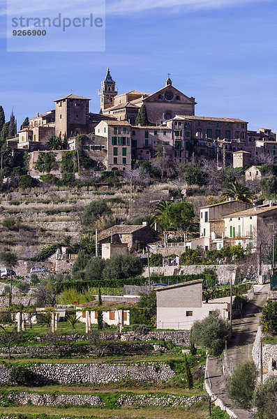 Spanien  Balearen  Mallorca  Valldemossa  S'Arxiduc  Blick auf Dorf mit Kirche