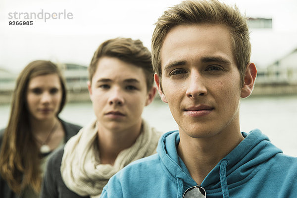 Porträt von drei ernsthaften Teenagern im Freien