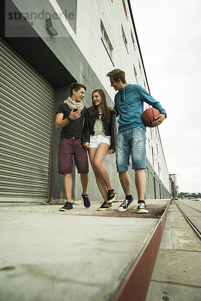 Drei Teeangers beim Gehen mit Basketball