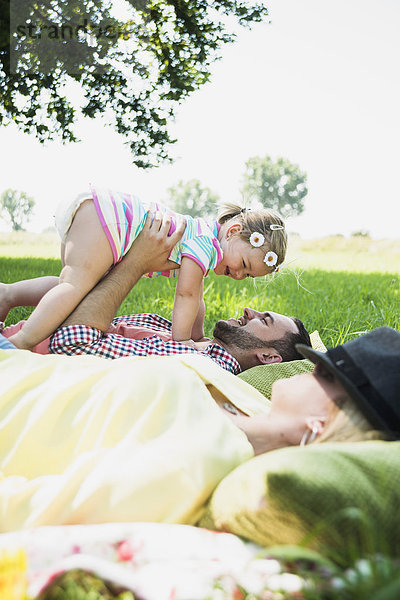 Junges Paar und kleine Tochter entspannen in der Natur