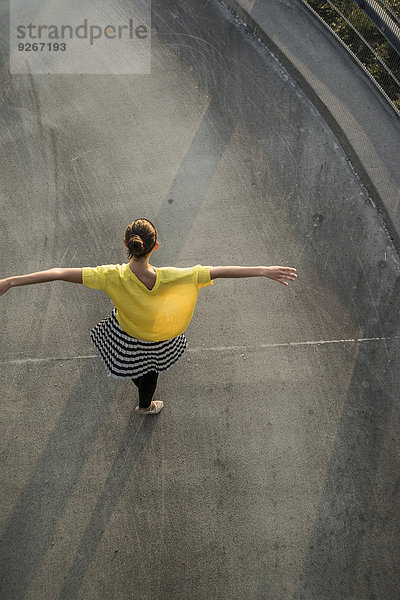 Junge Balletttänzerin beim Training auf der Parkebene