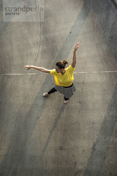 Junge Balletttänzerin beim Training auf der Parkebene