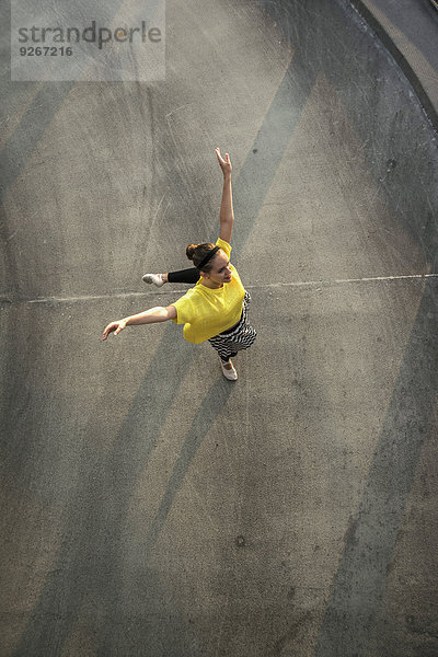 Junge Balletttänzerin beim Training auf der Parkebene