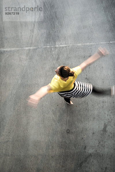 Junge Balletttänzerin beim Training auf der Parkebene