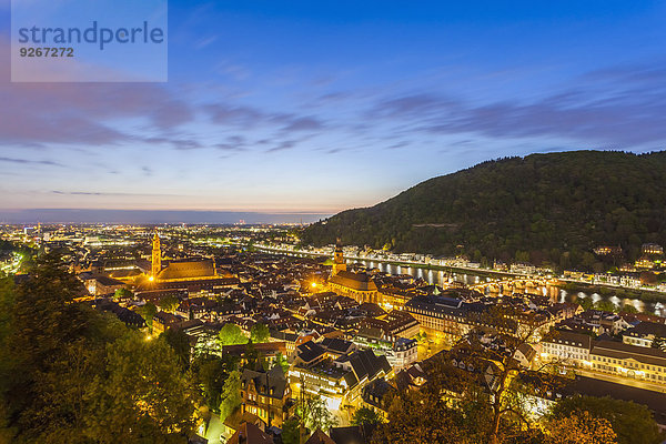 Deutschland  Baden-Württemberg  Heidelberg  Blick auf die Altstadt  Stadtansicht am Abend